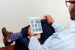 Man met Tablet met grafieken unsplash dot com