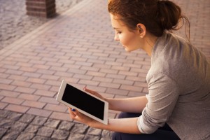 Vrouw met tablet unsplash dot com